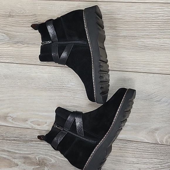 Donald Pliner Size 5 Captain Black Suede Bootie NWOT - Picture 6 of 9